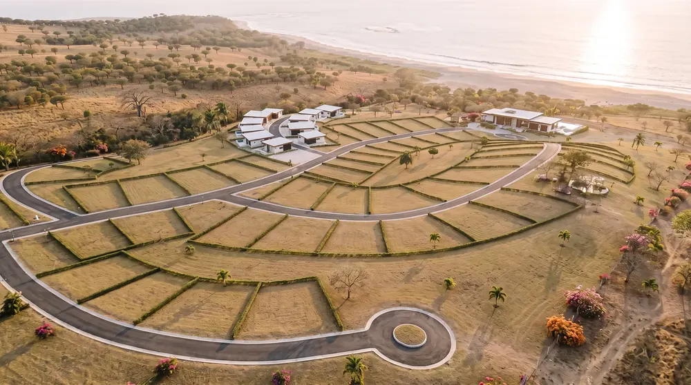 Vista aérea de Cerro Ámbar, condominio de lotes y casas de muestra en Guanacaste, con el mar al fondo